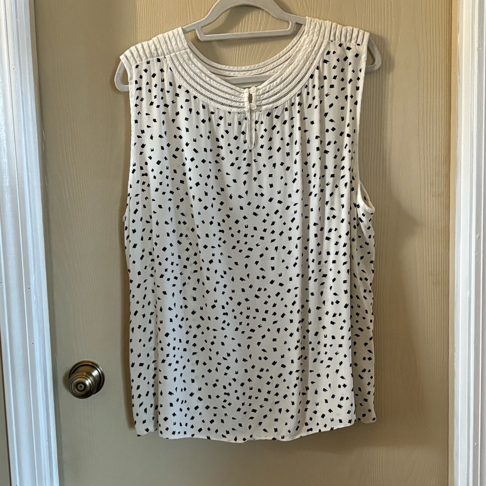 White and Black Sleeveless Top - Picture 5 of 5